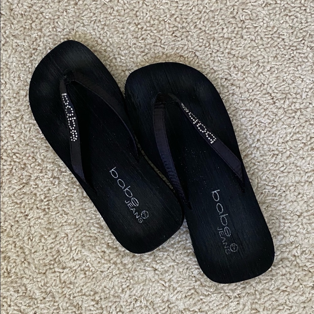 “BEBE” 😎 Súper Cute 💜 Black w/Silver flip flops